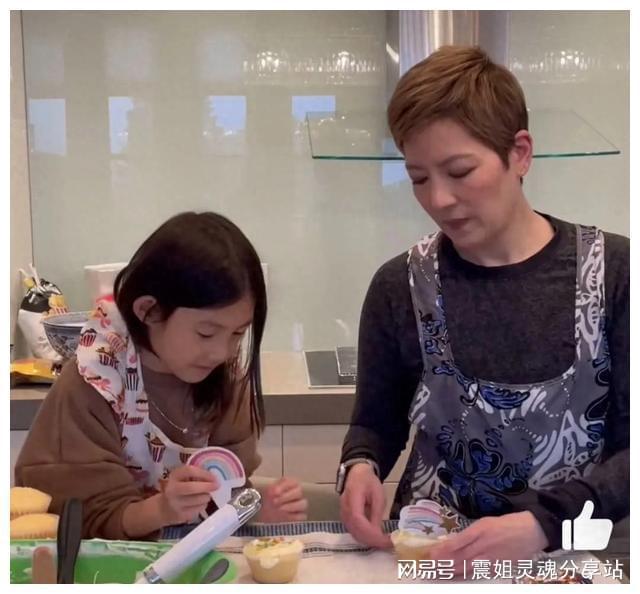 陈冠希7岁女儿亲自下厨！做十来个小蛋糕英文太流利